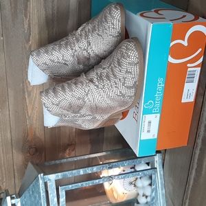 Baretraps sz 9.5 bootie